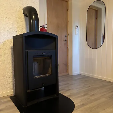 2 Bedroom Basement For 1-6 People With Free Parking Apartman *