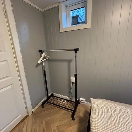 2 Bedroom Basement For 1-6 People With Free Parking *