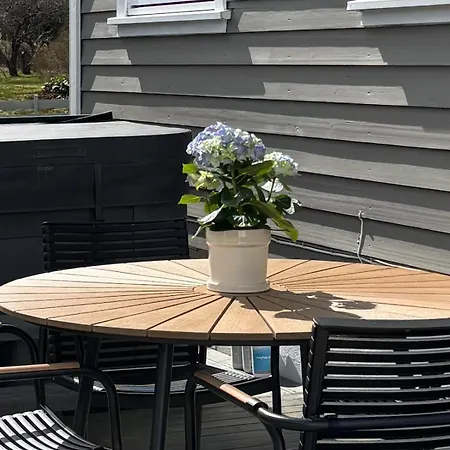 Apartman 2 Bedroom Basement For 1-6 People With Free Parking