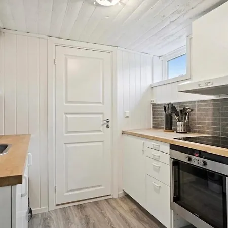 2 Bedroom Basement For 1-6 People With Free Parking *