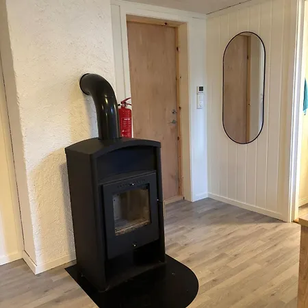 Apartman 2 Bedroom Basement For 1-6 People With Free Parking *