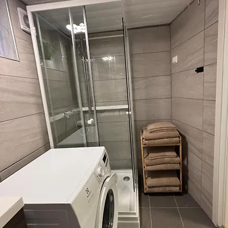 2 Bedroom Basement For 1-6 People With Free Parking