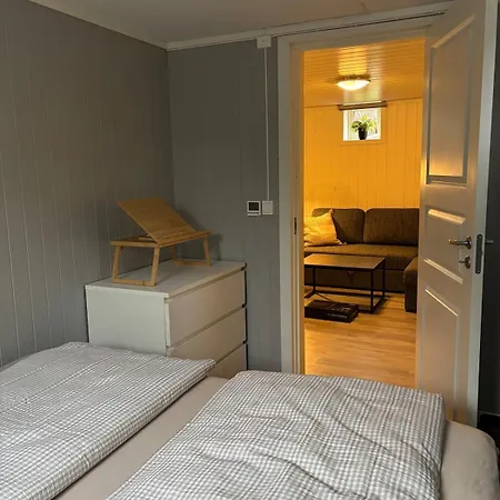 2 Bedroom Basement For 1-6 People With Free Parking Leilighet