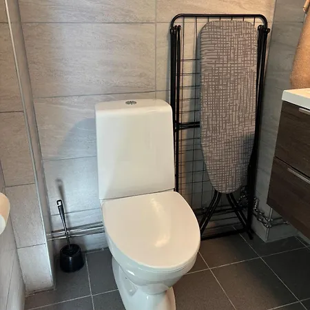 2 Bedroom Basement For 1-6 People With Free Parking