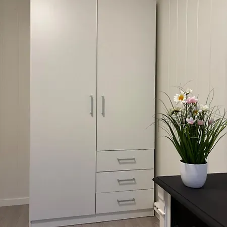Leilighet 2 Bedroom Basement For 1-6 People With Free Parking *