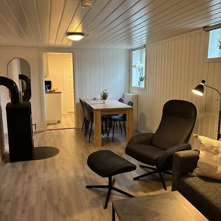 Apartman 2 Bedroom Basement For 1-6 People With Free Parking *