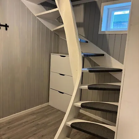 2 Bedroom Basement For 1-6 People With Free Parking Apartman *
