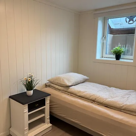 Apartman 2 Bedroom Basement For 1-6 People With Free Parking *