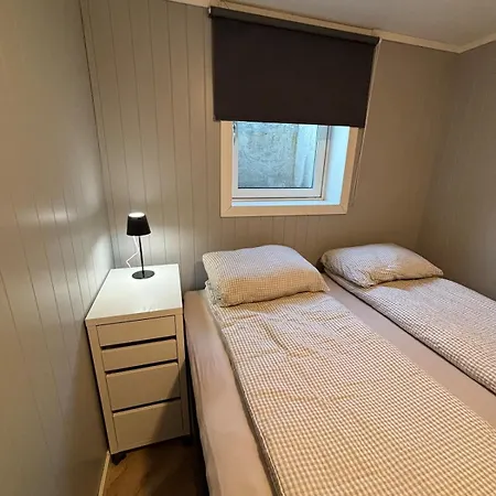 2 Bedroom Basement For 1-6 People With Free Parking