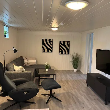 Apartman 2 Bedroom Basement For 1-6 People With Free Parking