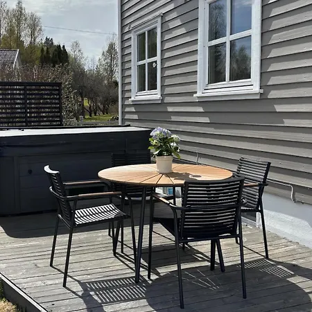 Apartman 2 Bedroom Basement For 1-6 People With Free Parking