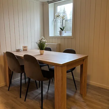 2 Bedroom Basement For 1-6 People With Free Parking