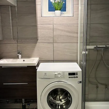 Apartman 2 Bedroom Basement For 1-6 People With Free Parking