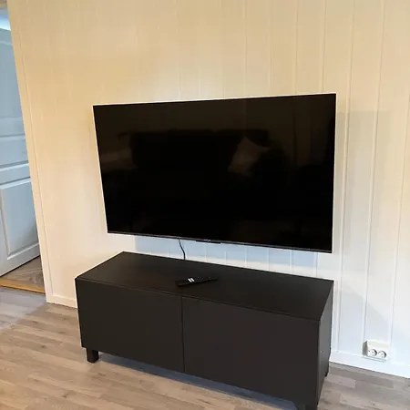 2 Bedroom Basement For 1-6 People With Free Parking *